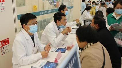 「周末健康夜市」热闹开张 全科医生巡诊与医护技能现场体验吸引市民